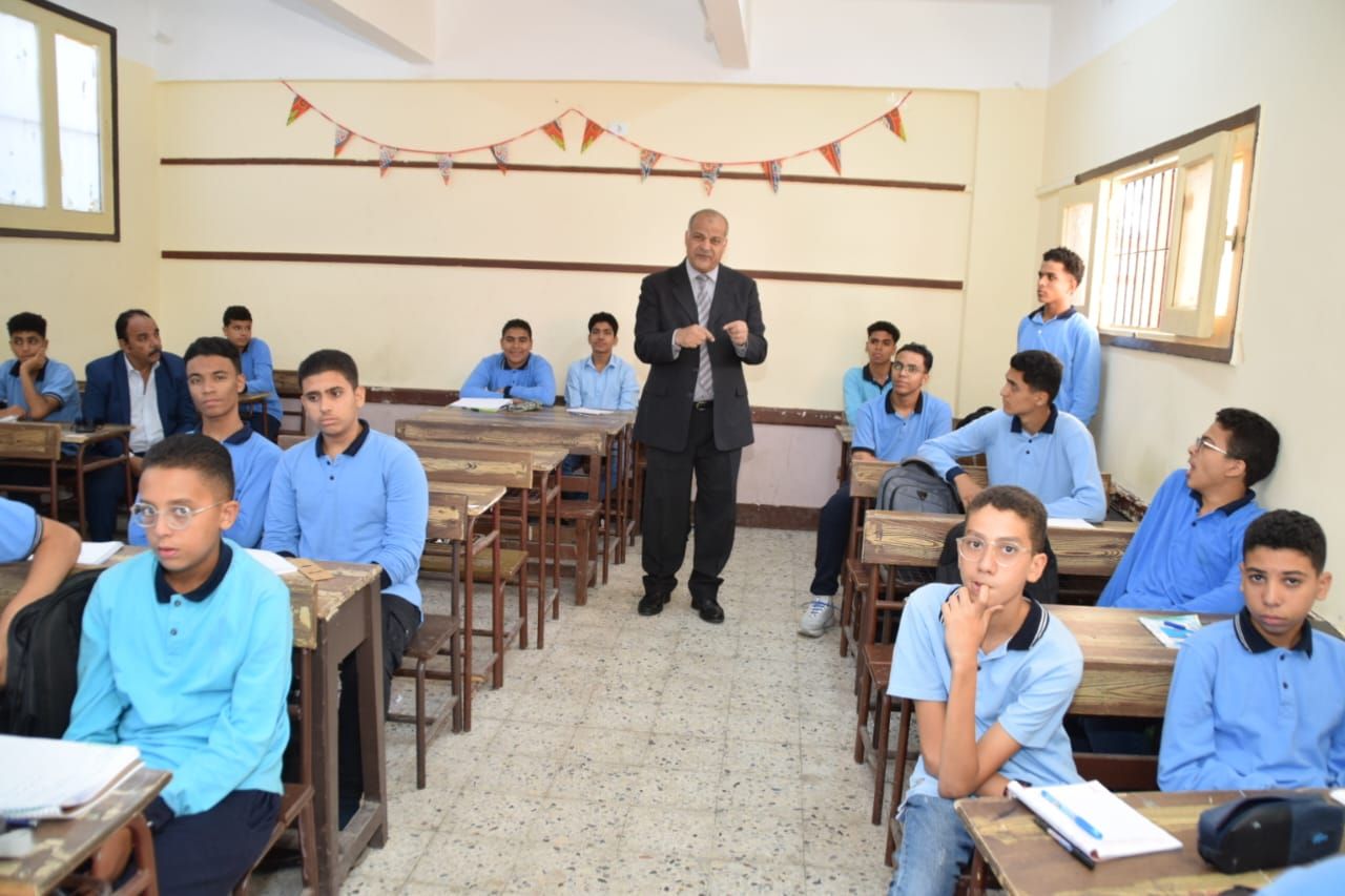 الاستاذ طاهر خلال زيارته الاستاذ طاهر خلال زيارته