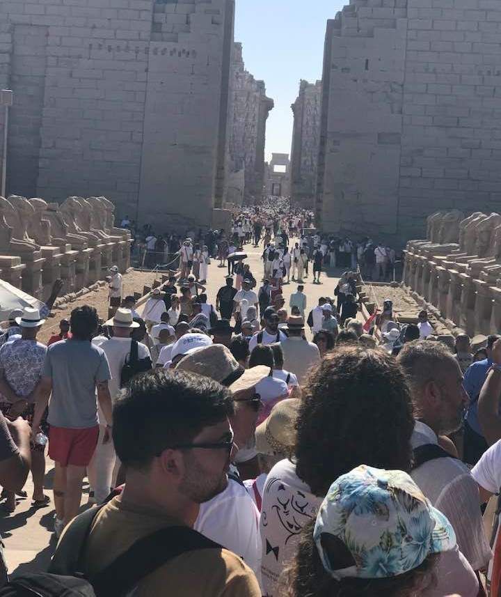 الأفواج من حول العالم لدى زيارتهم معابد الأقصر الأفواج من حول العالم لدى زيارتهم معابد الأقصر