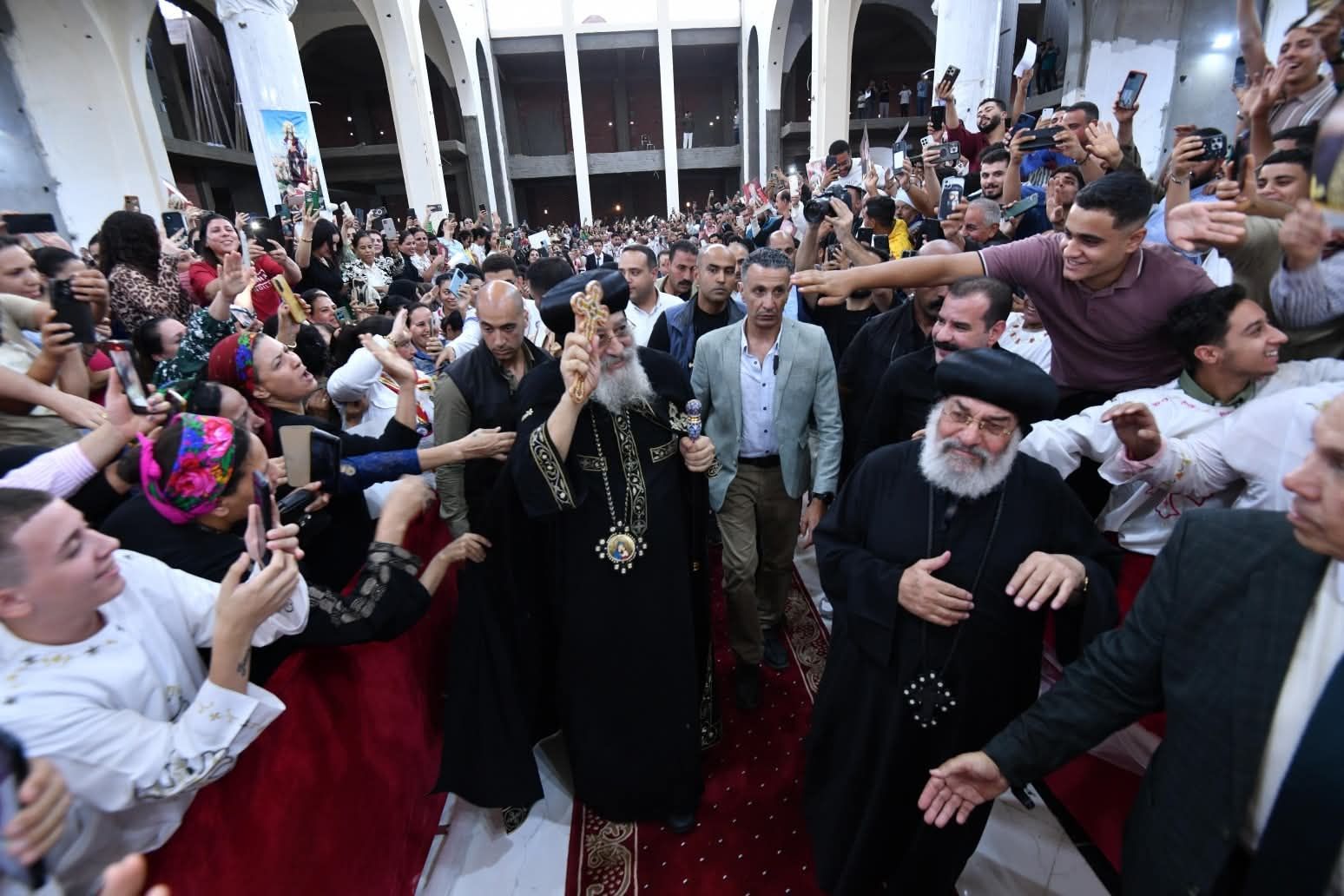 البابا تواضروس الثانى يزور إيبارشية ديروط وصنبو وسط استقبال حافل من الأقباط (3) البابا تواضروس الثانى يزور إيبارشية ديروط وصنبو وسط استقبال حافل من الأقباط (3)