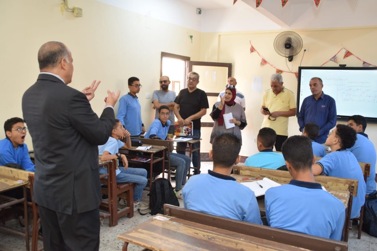 طاهر الغرباوي يتفقد المدرسة طاهر الغرباوي يتفقد المدرسة