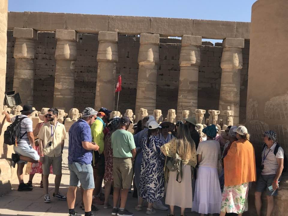 الأفواج السياحية خلال اشرح لهم بجوار الكباش بالكرنك الأفواج السياحية خلال اشرح لهم بجوار الكباش بالكرنك