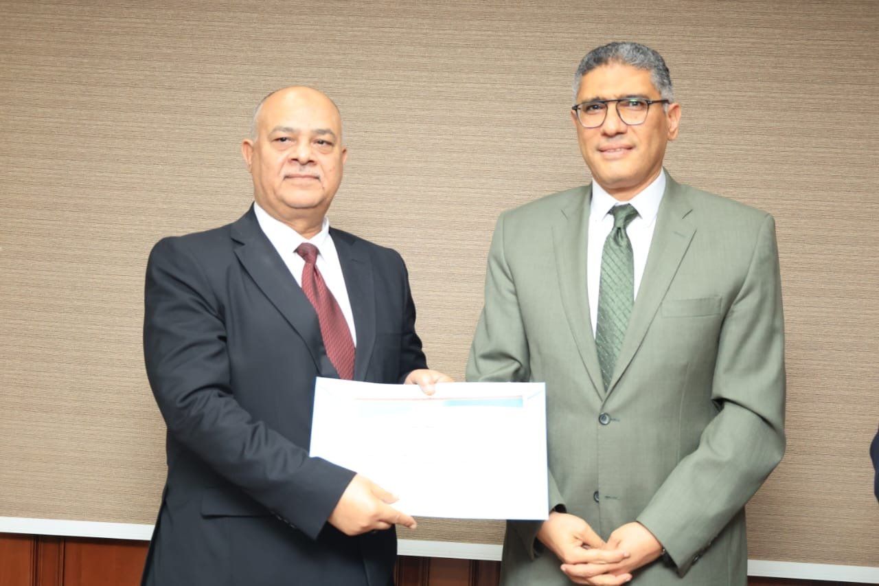 محافظ الجيزة يكرم القائمين على إنجاز الخطة الاستثمارية محافظ الجيزة يكرم القائمين على إنجاز الخطة الاستثمارية