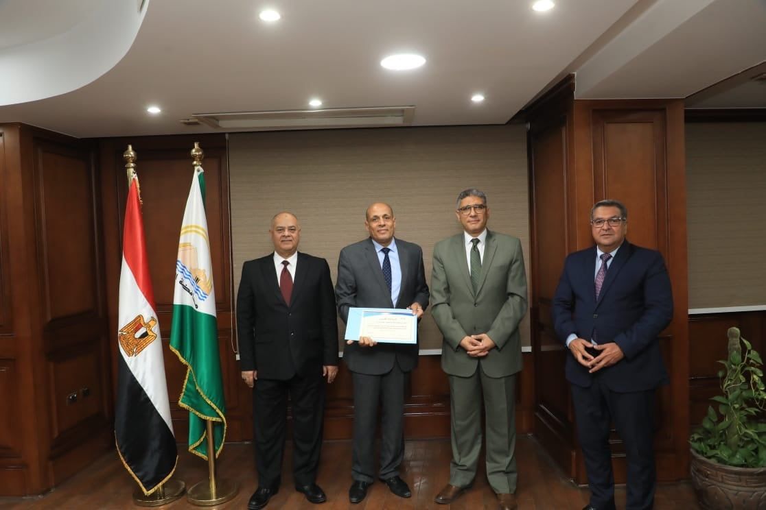 محافظ الجيزة يكرم القائمين على إنجاز الخطة الاستثمارية محافظ الجيزة يكرم القائمين على إنجاز الخطة الاستثمارية