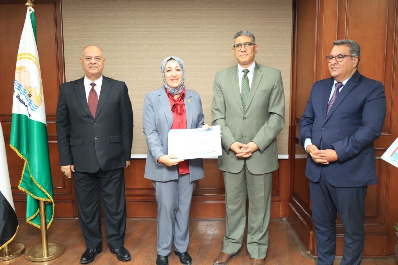 محافظ الجيزة يكرم القائمين على إنجاز الخطة الاستثمارية محافظ الجيزة يكرم القائمين على إنجاز الخطة الاستثمارية
