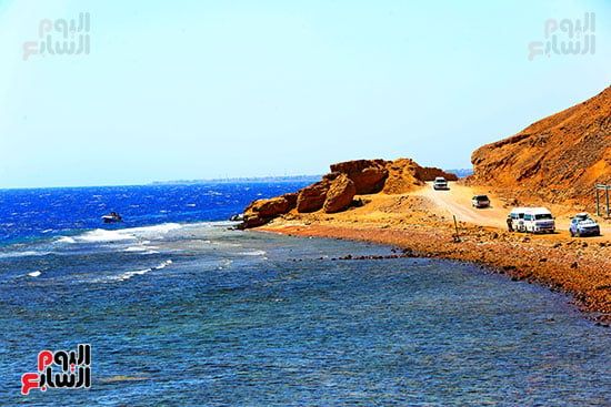 التقاء الجبال والصحراء بالبحر التقاء الجبال والصحراء بالبحر