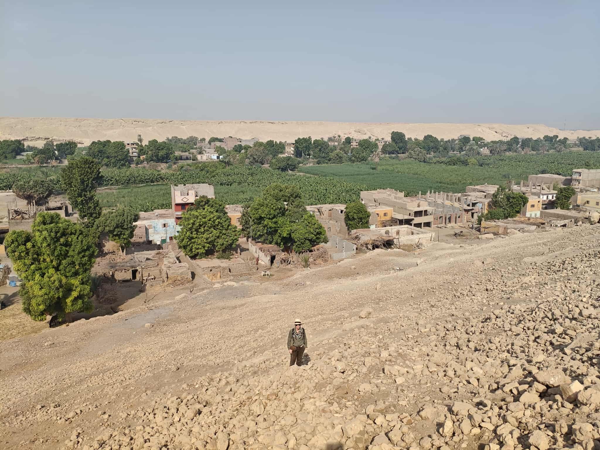 موقع العمل للبعثة البولندية فى منطقة بين الجبلين الأثرية بمدينة إسنا