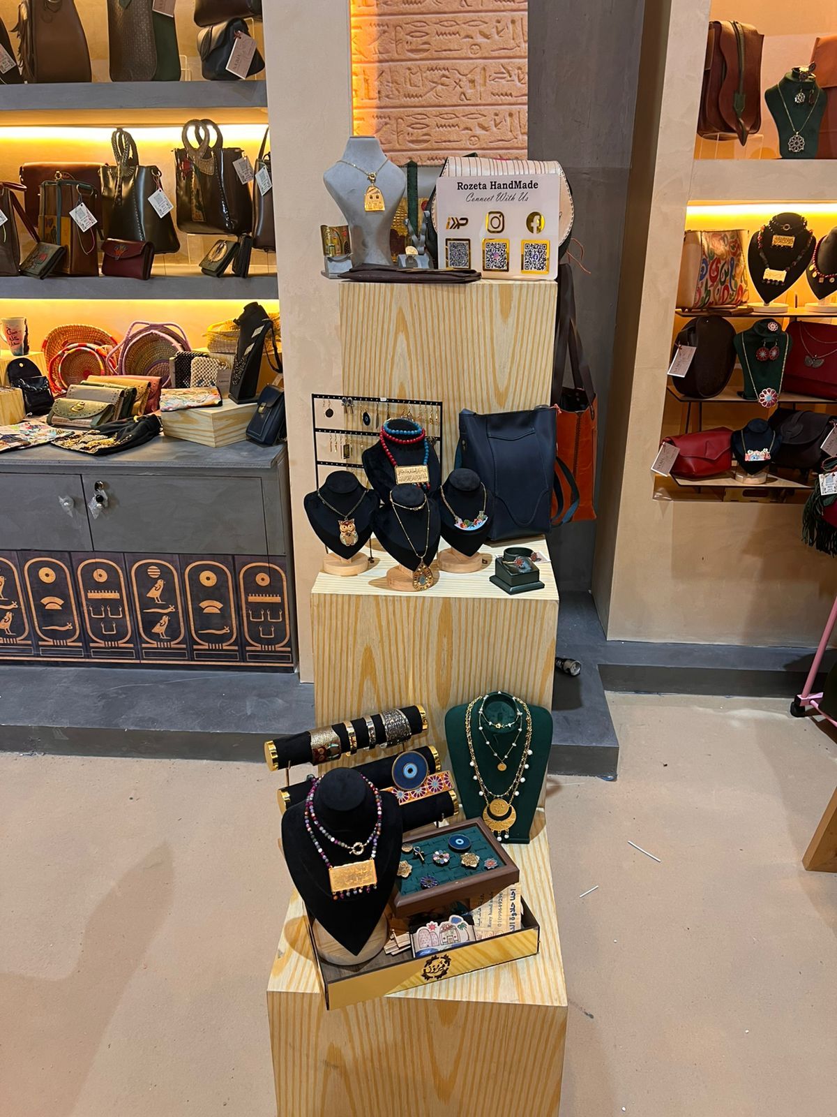 جانب من منتجات المعرض جانب من منتجات المعرض