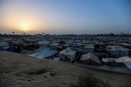 تكدس الخيام فى دير البلح جنوب قطاع غزة تكدس الخيام فى دير البلح جنوب قطاع غزة