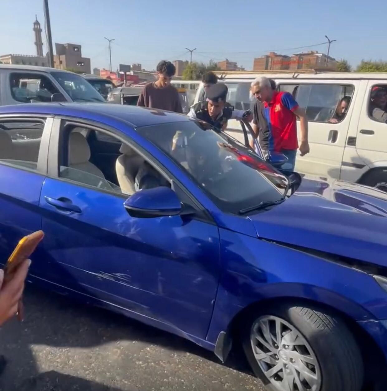 ضابط يضبط سائقًا متهورا (1) ضابط يضبط سائقًا متهورا (1)
