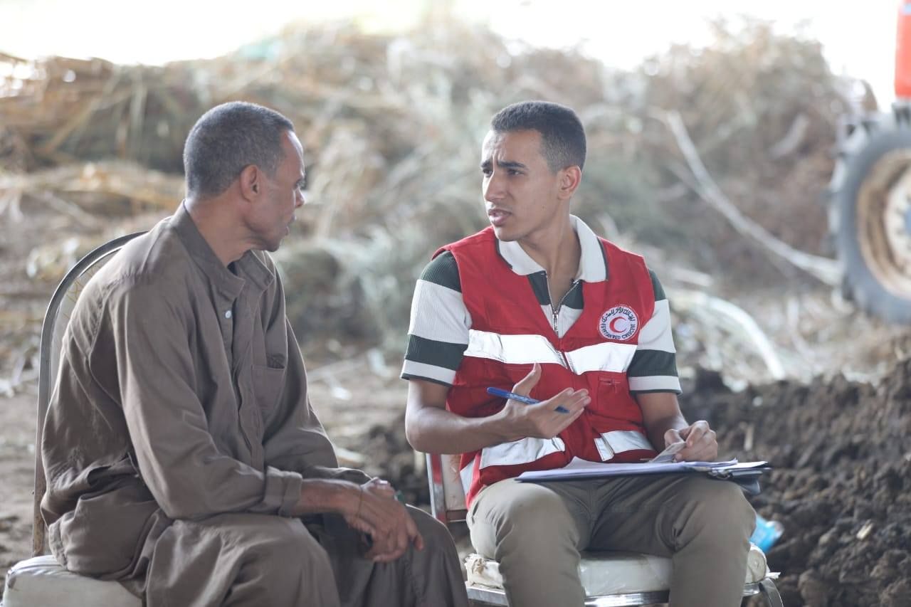 فرق الاغاثة مع الاهالي فرق الاغاثة مع الاهالي