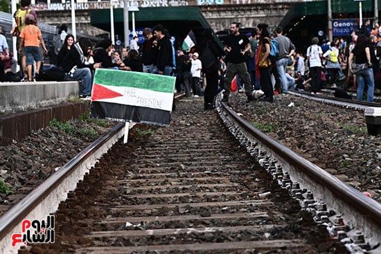 علم فلسطين فوق خطوط السكة الحديد