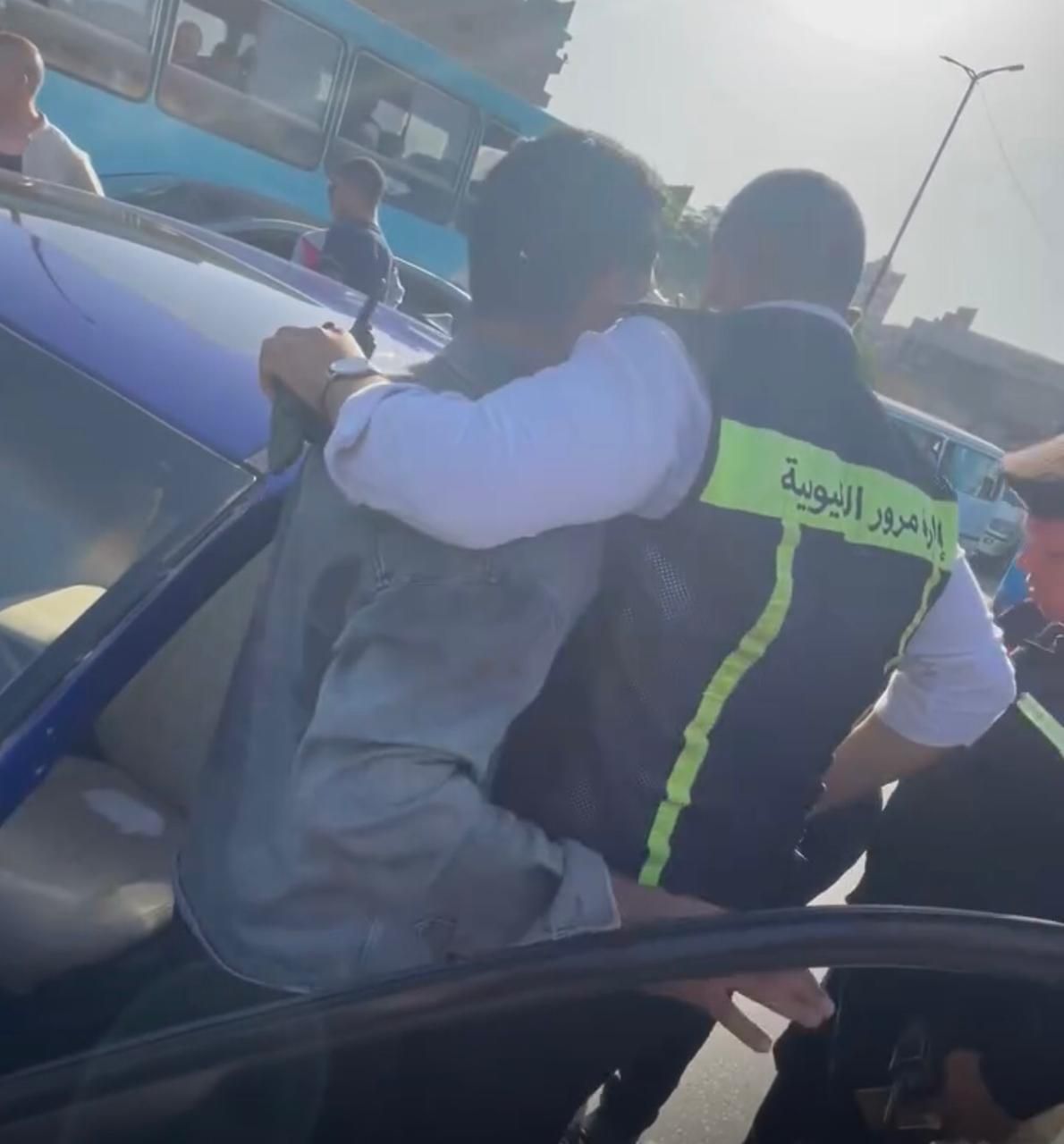 ضابط يضبط سائقًا متهورا (2) ضابط يضبط سائقًا متهورا (2)