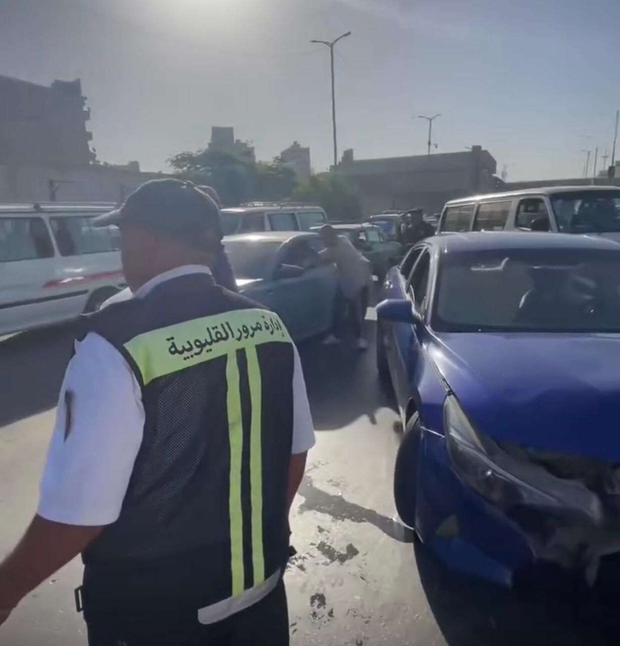 ضابط يضبط سائقًا متهورا (3) ضابط يضبط سائقًا متهورا (3)