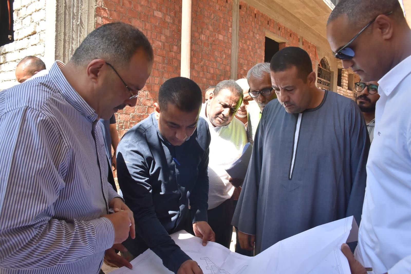 جانب من متابعة العمل بشبكات الصرف الصحي بالعديسات بحري جانب من متابعة العمل بشبكات الصرف الصحي بالعديسات بحري