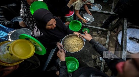 توزيع الطعام فى مخيم النصيرات