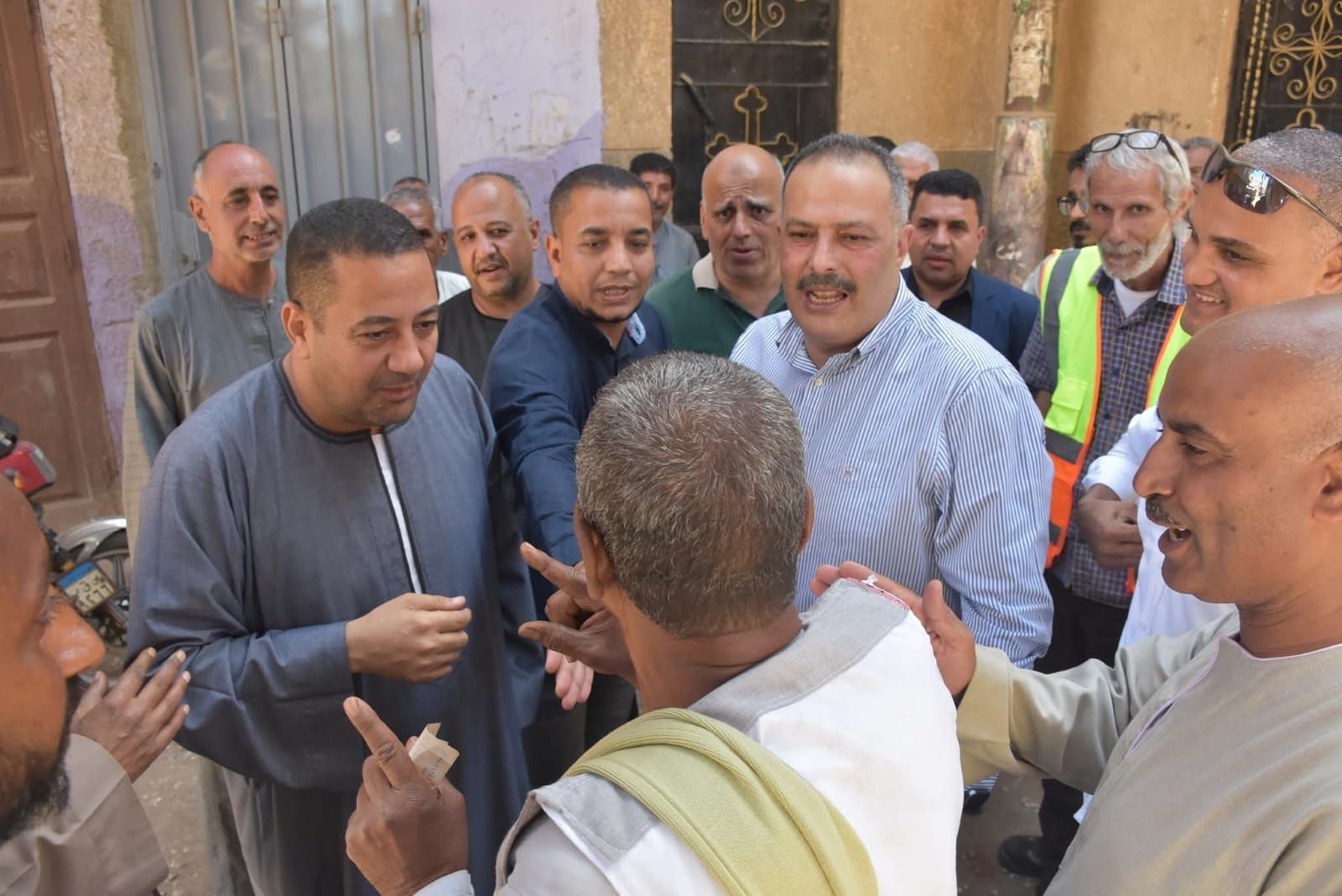 جولة لمتابعة العمل بشبكات الصرف الصحي بالعديسات بحري جولة لمتابعة العمل بشبكات الصرف الصحي بالعديسات بحري