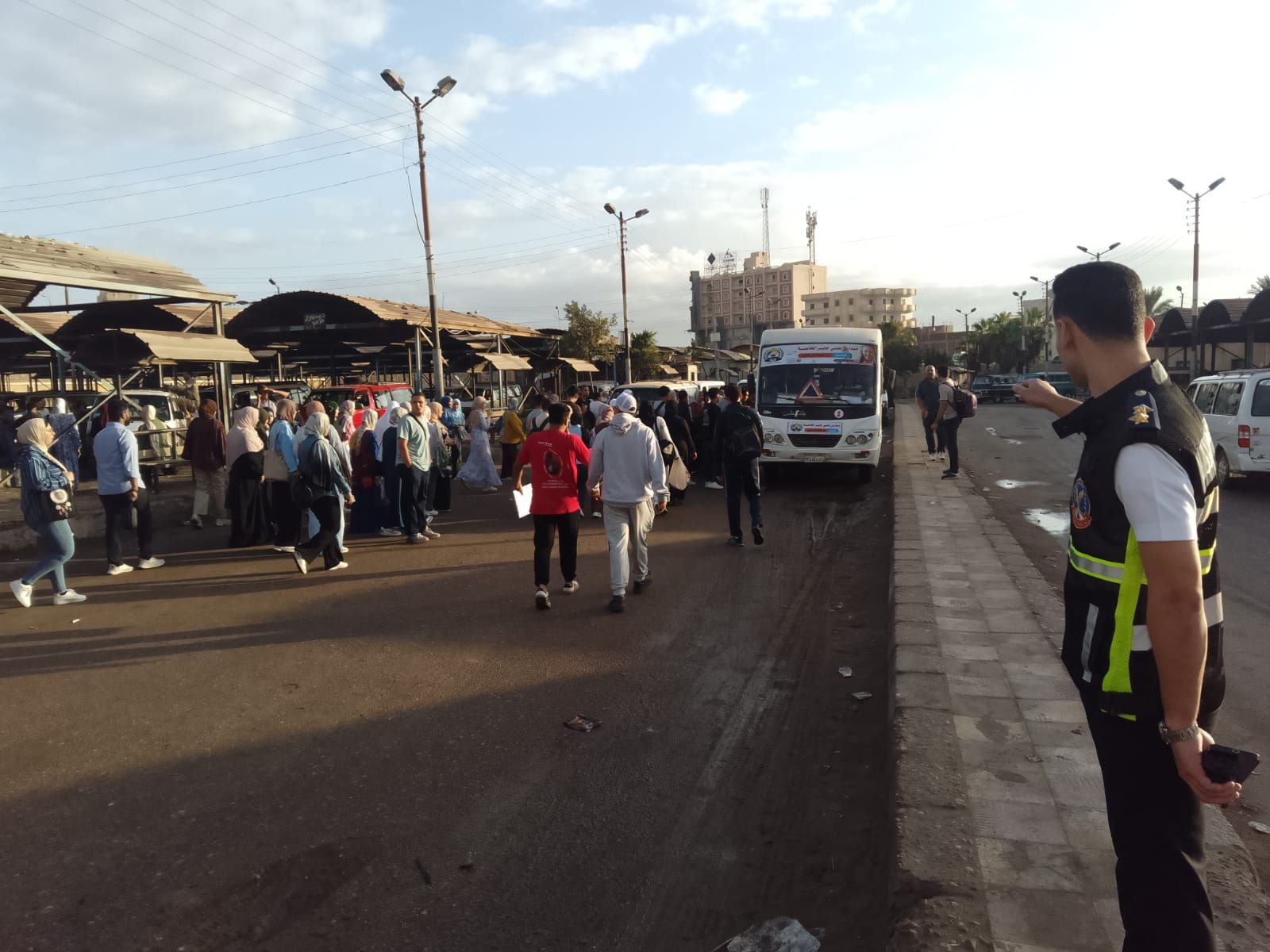 توفير اتوبيسات لنقل الطلاب والموظفين توفير اتوبيسات لنقل الطلاب والموظفين