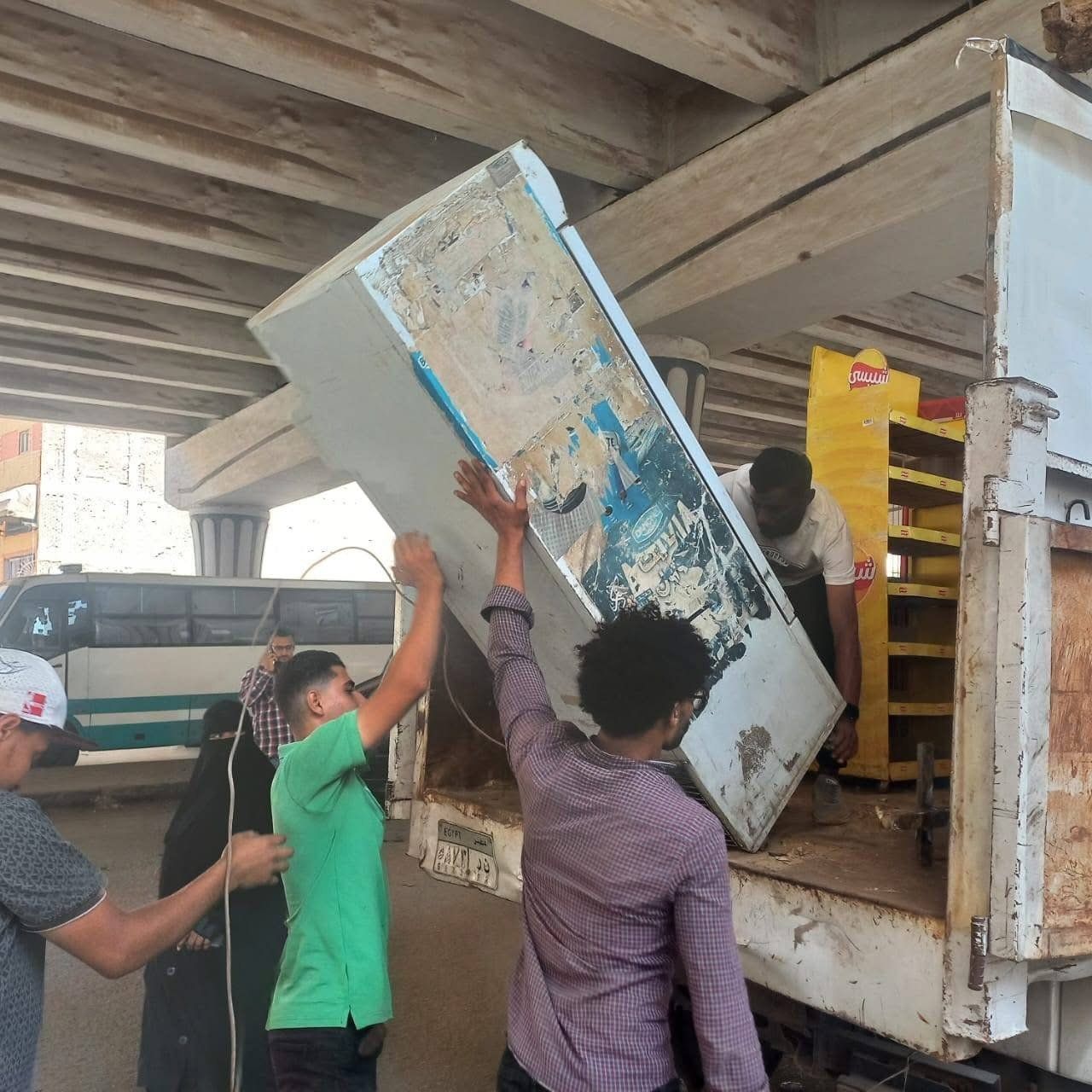 إزالة الإشغالات والمخالفات من أمام المحال إزالة الإشغالات والمخالفات من أمام المحال