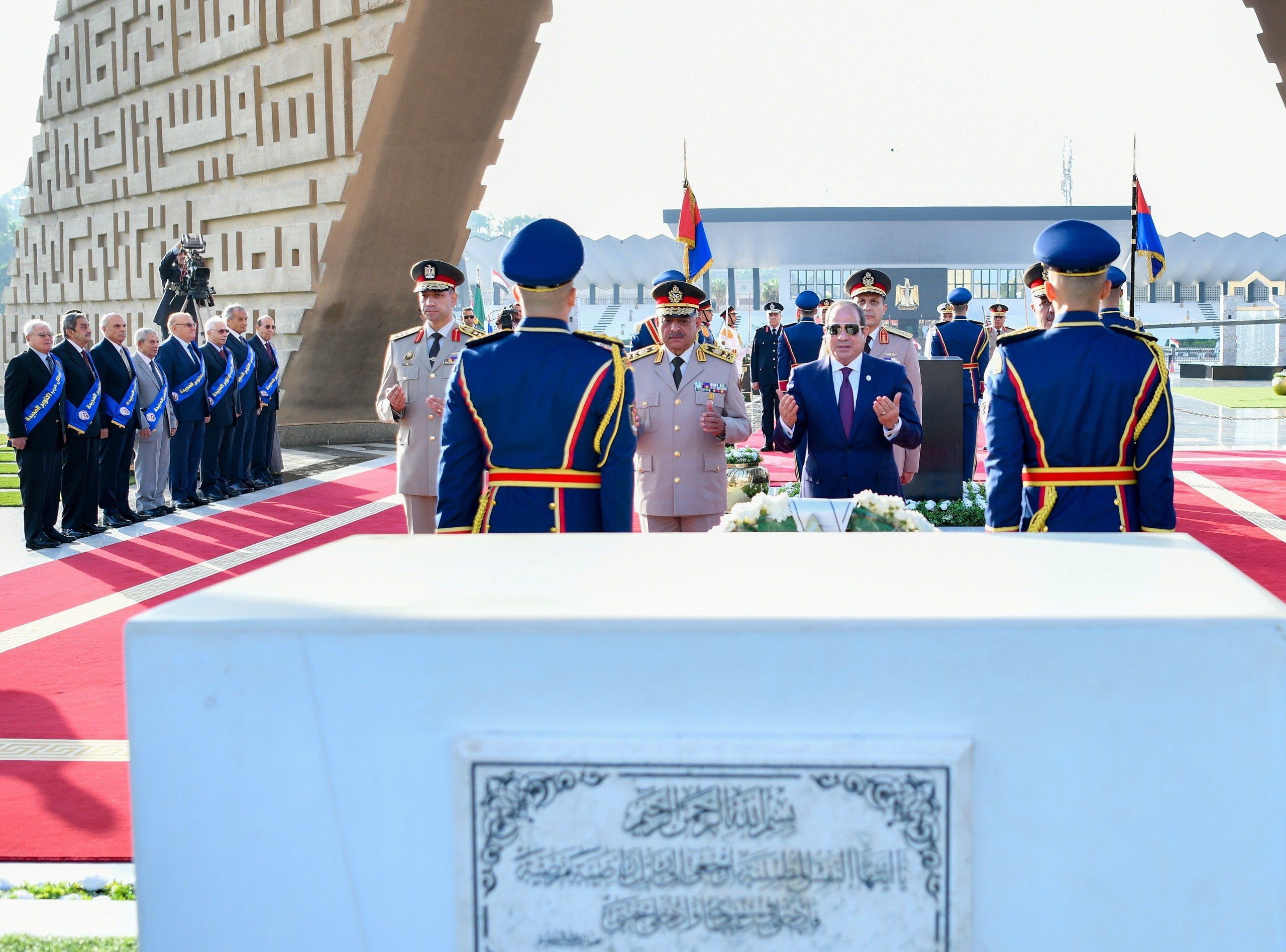 الرئيس السيسي يزور النصب التذكارى وقبرى عبد الناصر والسادات (1) الرئيس السيسي يزور النصب التذكارى وقبرى عبد الناصر والسادات (1)