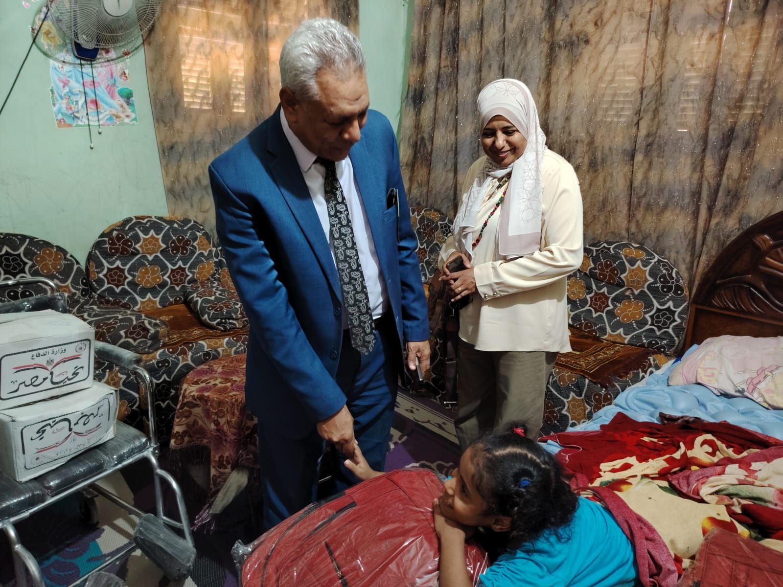 الطفلة تتسلم الحقيبة المدرسية الطفلة تتسلم الحقيبة المدرسية