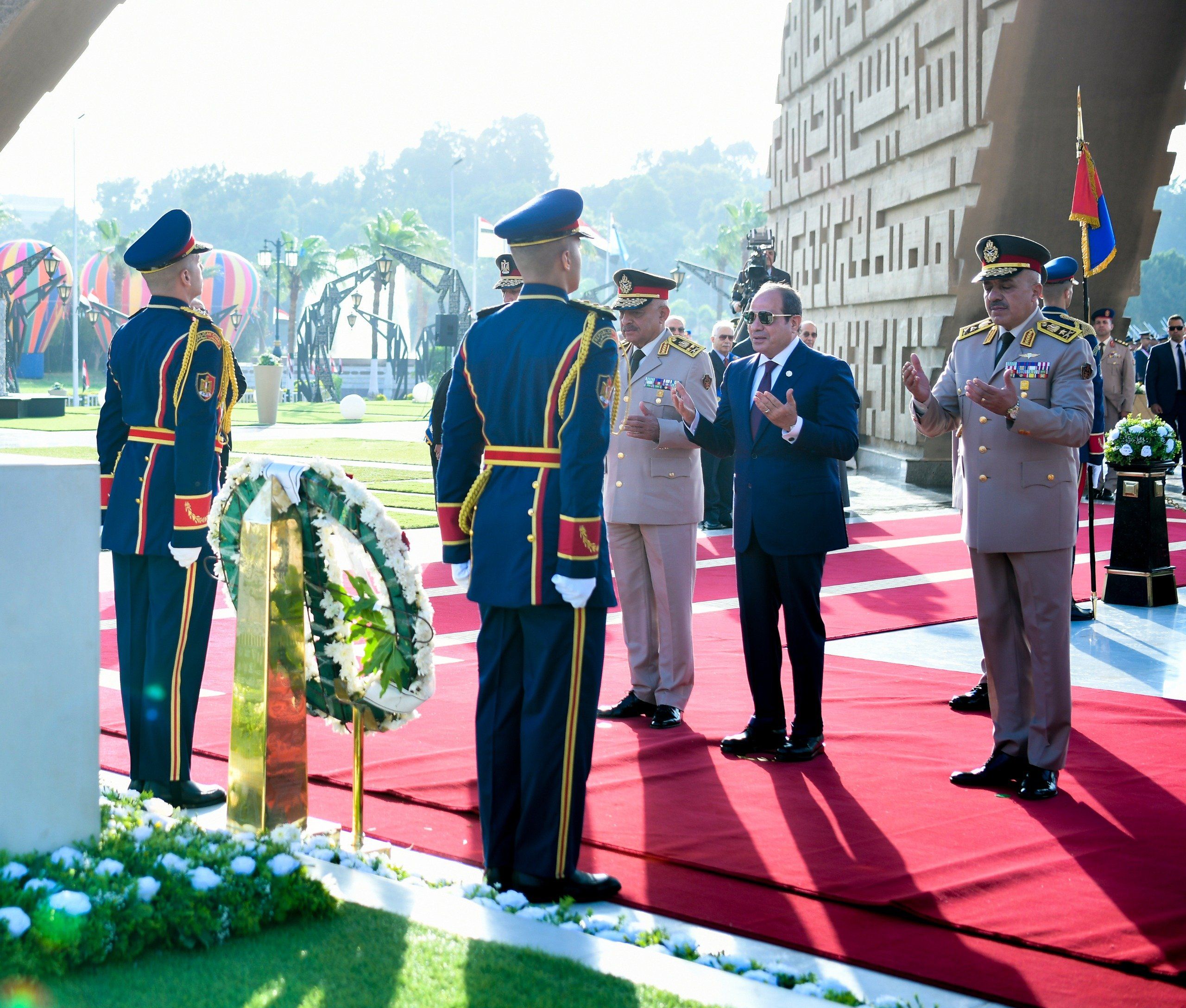 الرئيس السيسي يزور النصب التذكارى وقبرى عبد الناصر والسادات (3) الرئيس السيسي يزور النصب التذكارى وقبرى عبد الناصر والسادات (3)