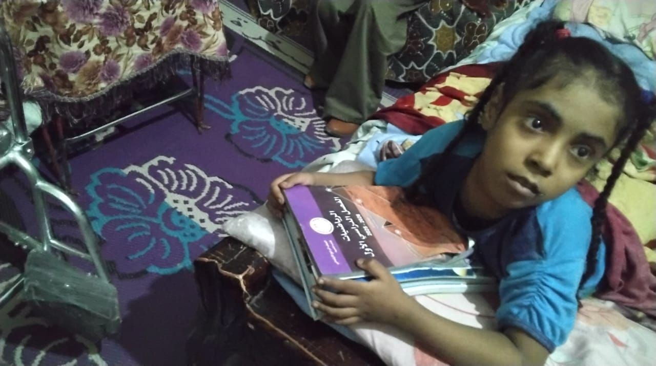 شهد تحتضن الكتب شهد تحتضن الكتب