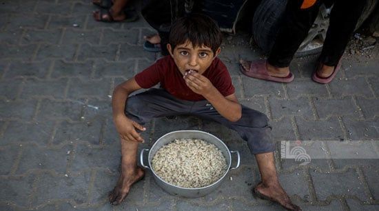طفل جائع يحصل على الطعام