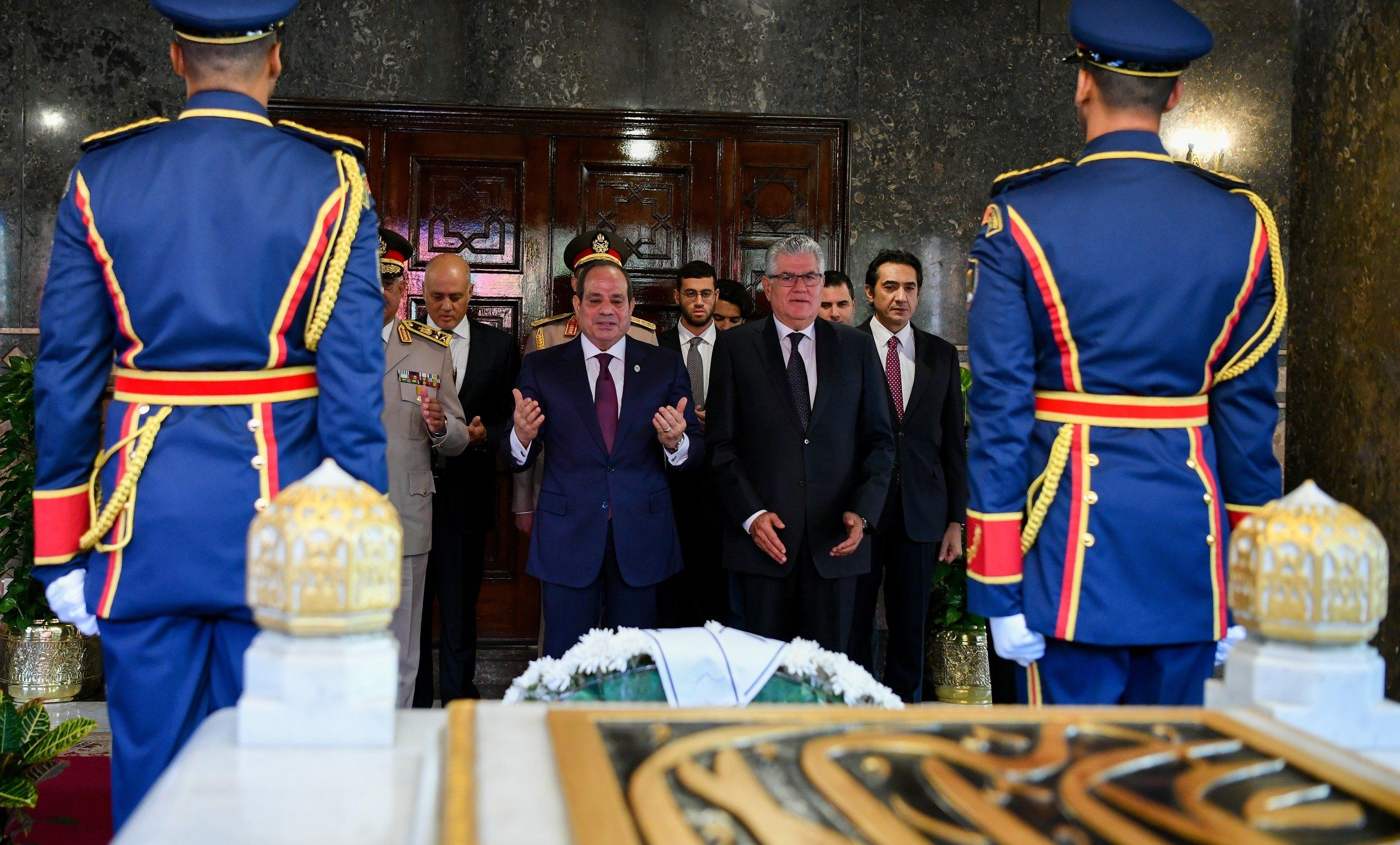 الرئيس السيسي يزور النصب التذكارى وقبرى عبد الناصر والسادات (6) الرئيس السيسي يزور النصب التذكارى وقبرى عبد الناصر والسادات (6)