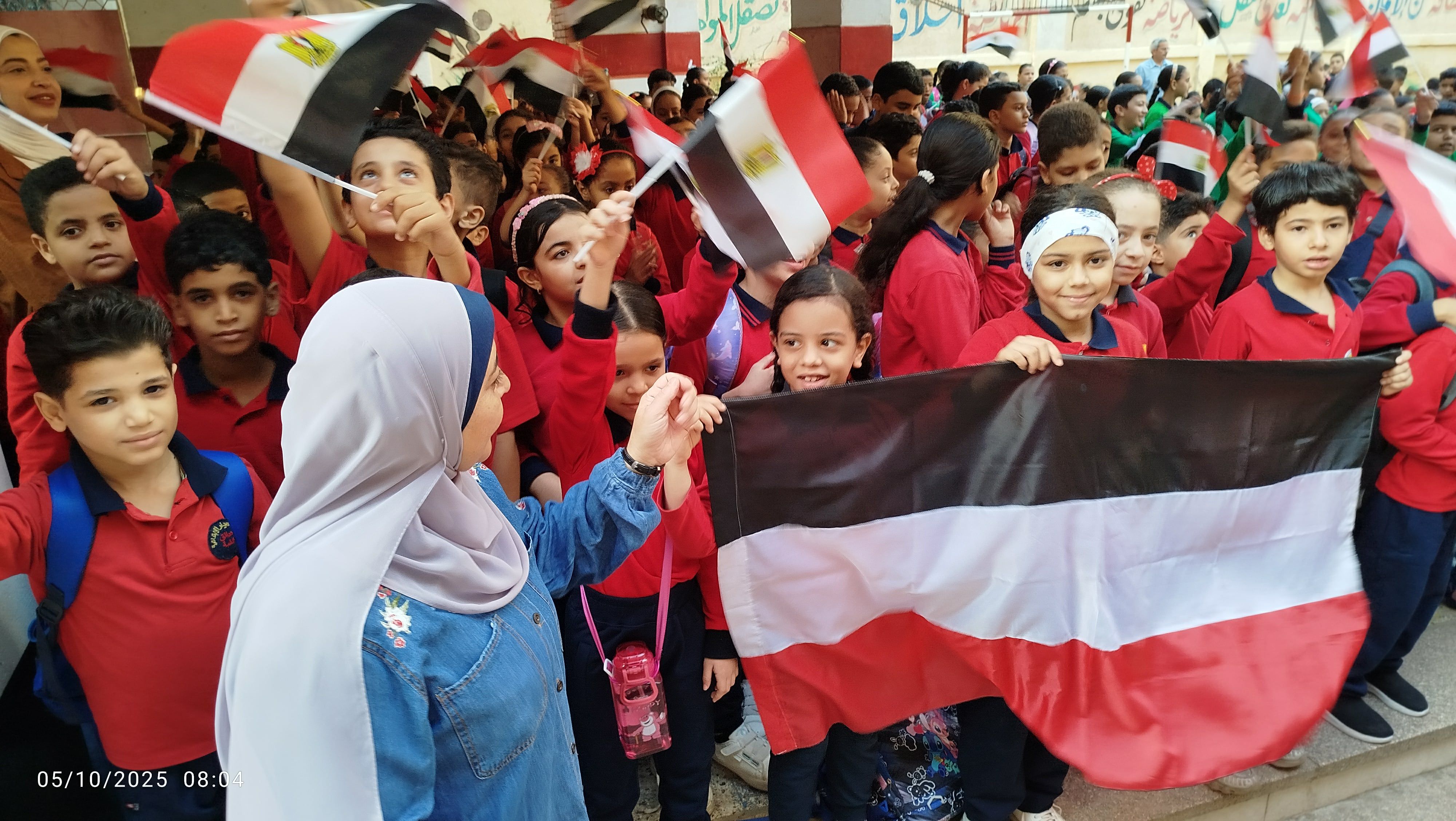 الطلاب يحتفلون بذكرى نصر أكتوبر بعلم مصر