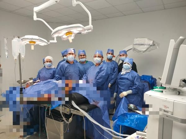 فريق جراحي كامل داخل غرفة العمليات فريق جراحي كامل داخل غرفة العمليات