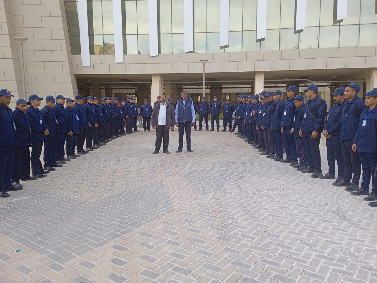 انتظام العمل داخل المجمع الطبي الدولي وطوابير تدريب لتعزيز الأمن انتظام العمل داخل المجمع الطبي الدولي وطوابير تدريب لتعزيز الأمن