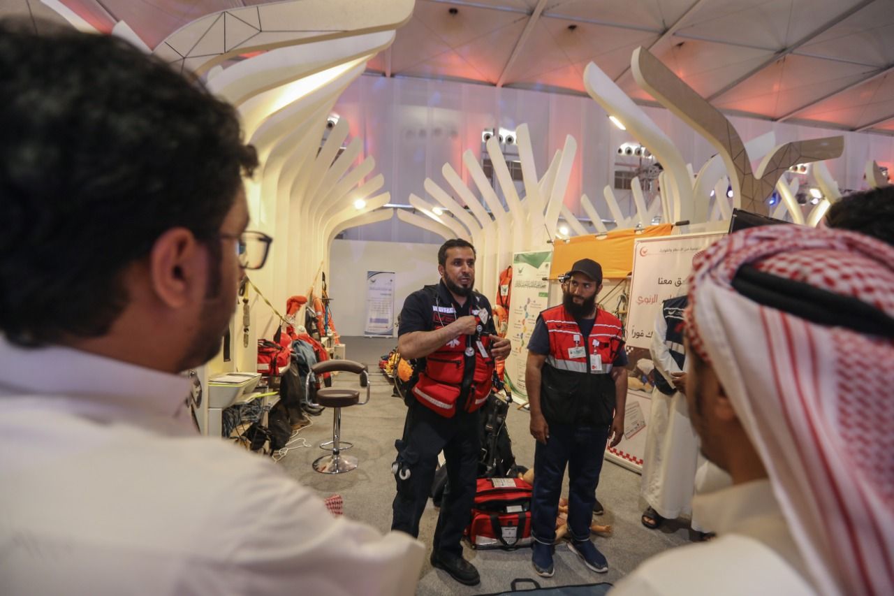 غوث يدرب أكثر من 170 زائرًا في معرض الصقور خلال يومين