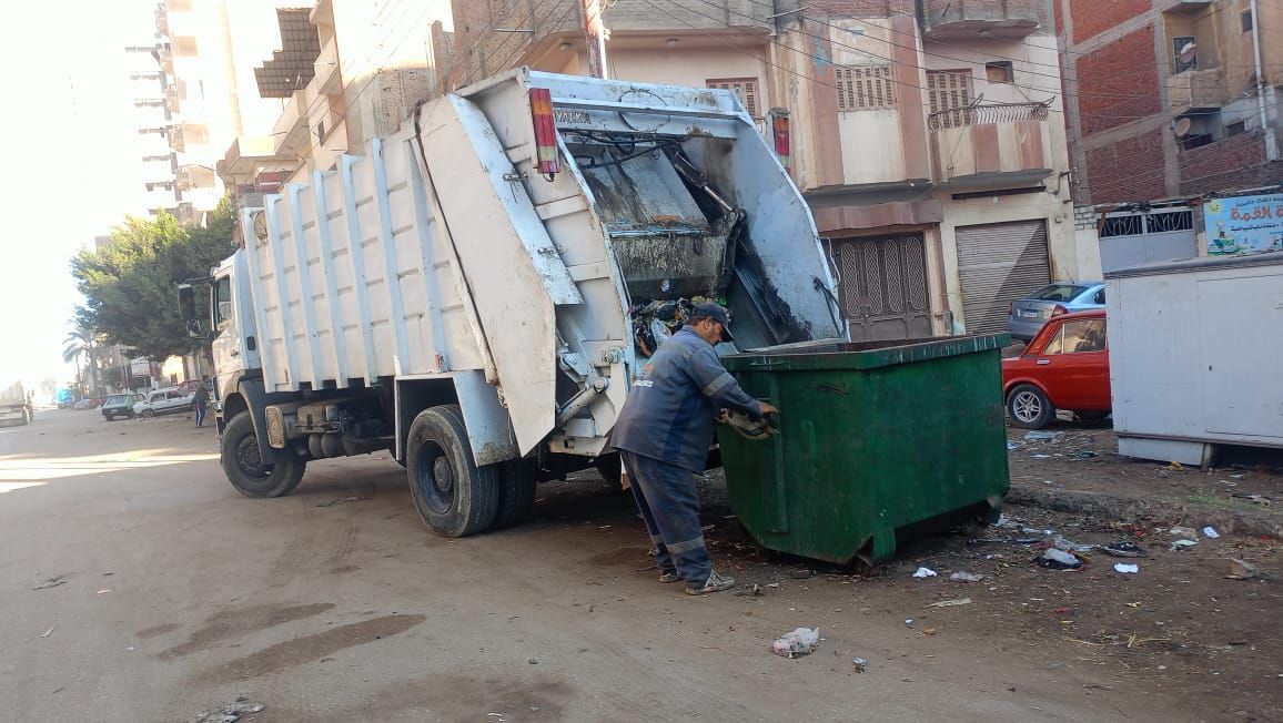 تفريغ صناديق القمامة