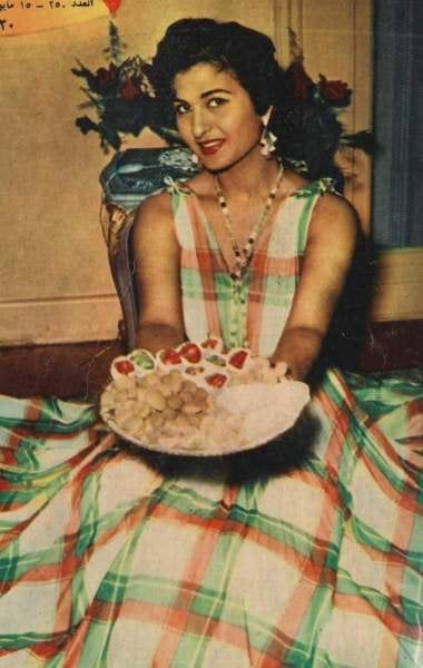 الفنانة نعيمة عاكف