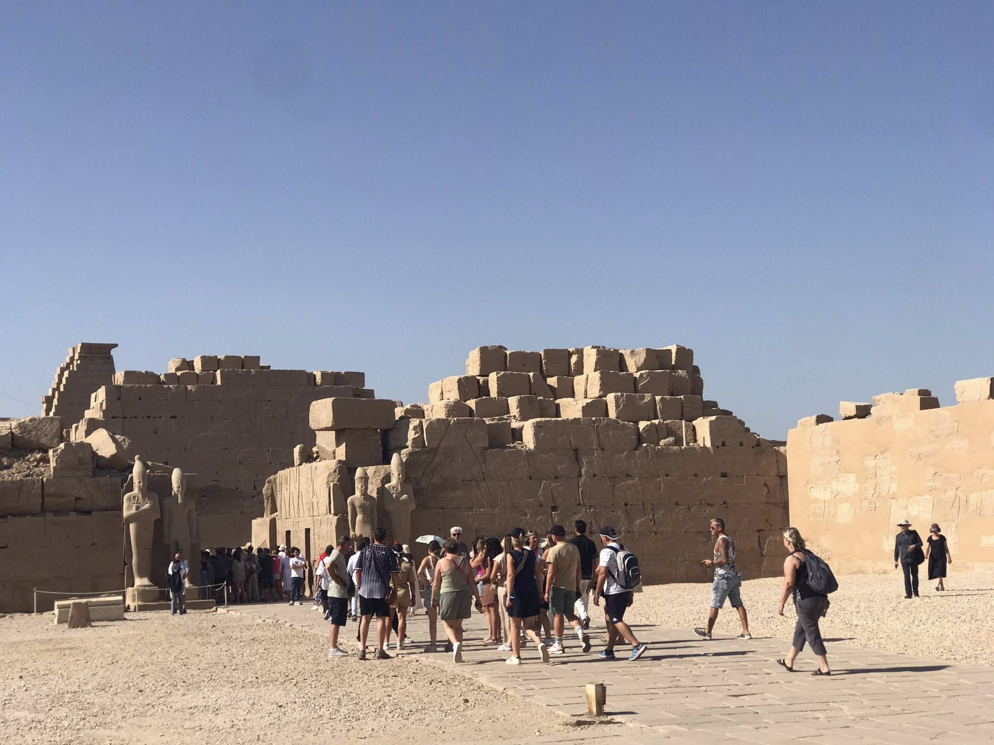 السياح فى قلب معابد الأقصر