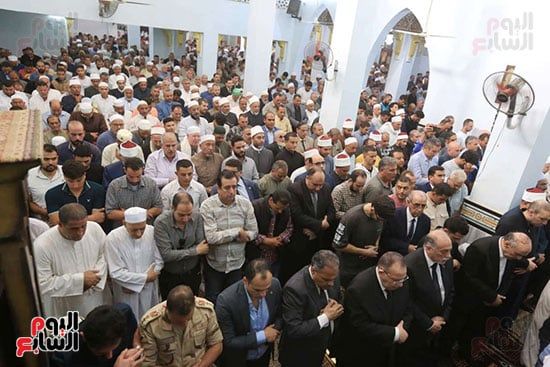 أهالى الشرقية يصلون على جثمان الدكتور أحمد عمر هاشم