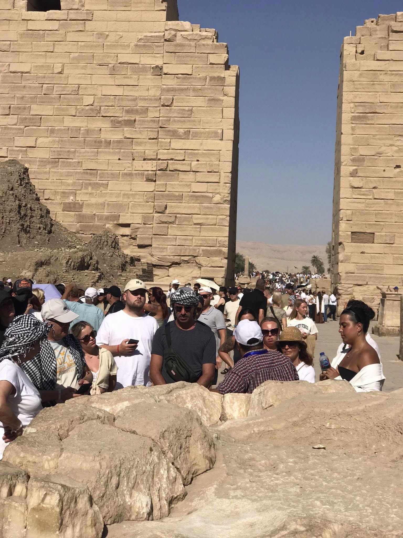 جانب من زيارات سياح العالم فى المعابد