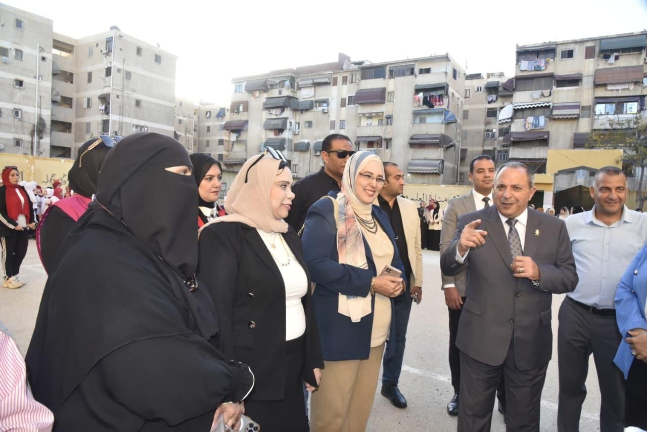 المحافظ خلال تواجده بالمدرسة المحافظ خلال تواجده بالمدرسة