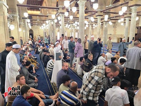 جثمان الدكتور أحمد عمر هاشم يصل الجامع الأزهر (1) جثمان الدكتور أحمد عمر هاشم يصل الجامع الأزهر (1)