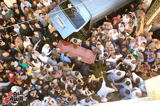 أهالى الشرقية يحملون جثمان الدكتور أحمد عمر هاشم