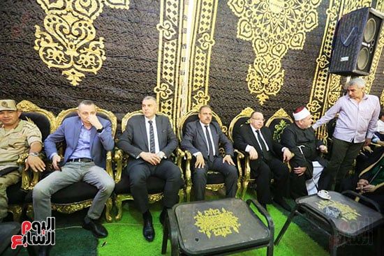 محافظ الشرقية والقيادات التنفيذية خلال الجنازة
