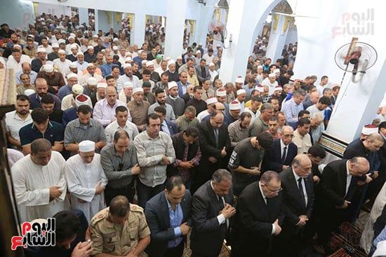 محافظ الشرقية والقيادات التنفيذية فى صلاة الجنازة عليه