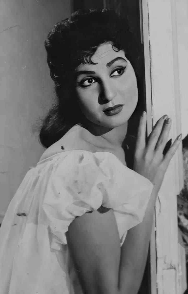 الفنانة نعيمة عاكف
