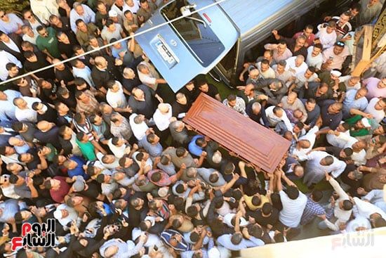أهالى الشرقية يحملون الجثمان