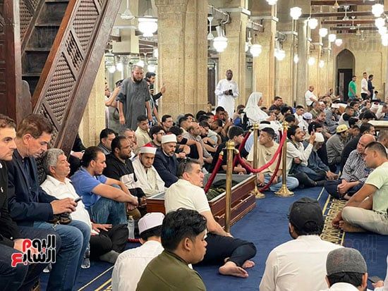 جثمان الدكتور أحمد عمر هاشم يصل الجامع الأزهر مكفناا بكسوة الكعبة (1) جثمان الدكتور أحمد عمر هاشم يصل الجامع الأزهر مكفناا بكسوة الكعبة (1)