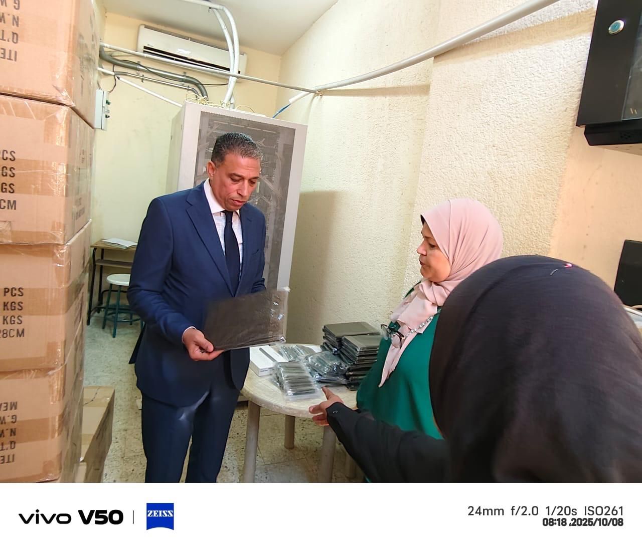 وكيل وزارة التعليم بالجيزة يتابع التابلت بالمدارس وكيل وزارة التعليم بالجيزة يتابع التابلت بالمدارس