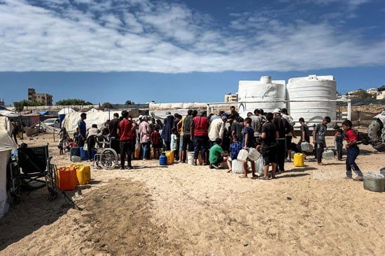 طوابير كثيفة على نقاط توزيع المياه
