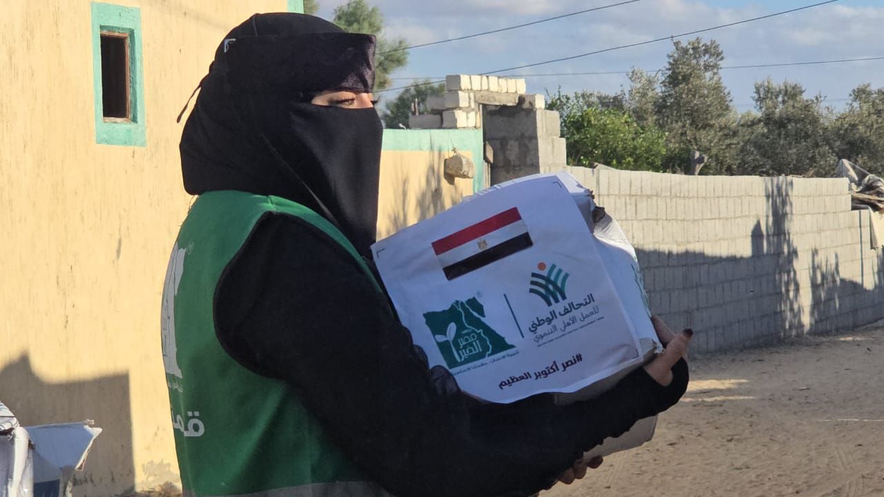 مصر الخير تواصل قوافل المساعدات غذائية لأهالي الشهداء والمصابين في شمال سيناء (10) مصر الخير تواصل قوافل المساعدات غذائية لأهالي الشهداء والمصابين في شمال سيناء (10)