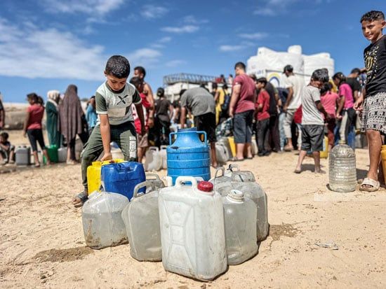 قوارير المياه الفارغة فى مخيم النصيرات