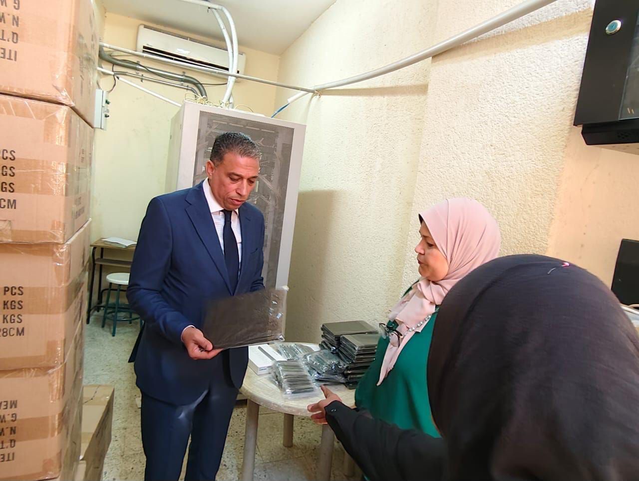 سعيد عطية وكيل الوزارة يمسك بجهاز تابلت سعيد عطية وكيل الوزارة يمسك بجهاز تابلت